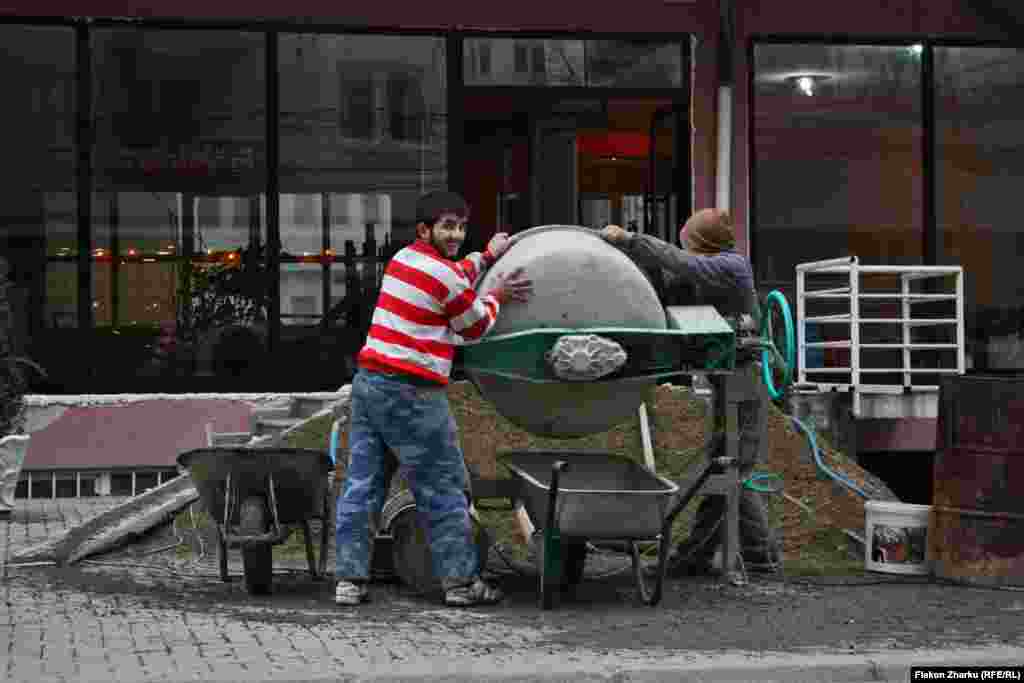 Рабочий из коммуны Косово-Поле. 17-летний фотограф говорит, что снимает с детства, как только к нему в руки попадала "хоть какая-то камера, которой можно было фотографировать".  Фото – Флакон Жарку