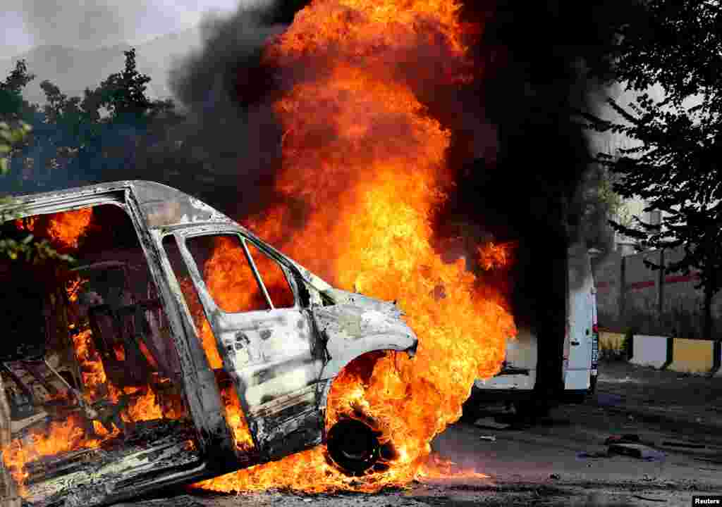 Штурм резиденции экс-президента Кыргызстана Алмазбека Атамбаева в августе 2019 года.  Атамбаев стал единственным (на тот момент) президентом в странах Центральной Азии, который не стал менять конституцию, чтобы иметь возможность дольше оставаться у власти и мирно передал пост своему сменщику Сооронбаю Жээнбекову. Но между двумя политиками возник конфликт, в результате которого Атамбаев был лишен статуса экс-президента и неприкосновенности от уголовного преследования. В августе 2019 года спецназ взял штурмом его резиденцию под Бишкеком и арестовал политика