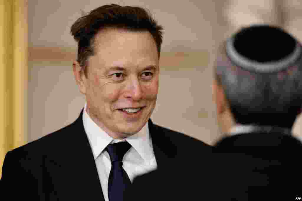 На инаугурации присутствовал глава Tesla и SpaceX, соратник Трампа Илон Маск. Миллиардер выдвинут на пост главы нового департамента эффективности правительства. 