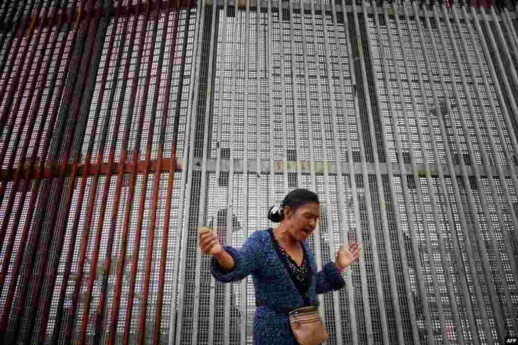 Одно из главных предвыборных оещаний президента США Дональда Трампа – возвести стену на границе с Мексикой. Через несколько дней после вступления в должность он подписал указ о строительстве, которое начнется в течение нескольких месяцев. Но мало кто знает, что власти США еще 1993 году построили забор на границе с Мексикой, чтобы ограничить приток нелегальной иммиграции длиной в 520 км