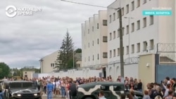 "Дубинками выбит крест": о чем говорят близкие задержанных в Минске "Дубинками выбит крест": о чем говорят близкие задержанных в Минске