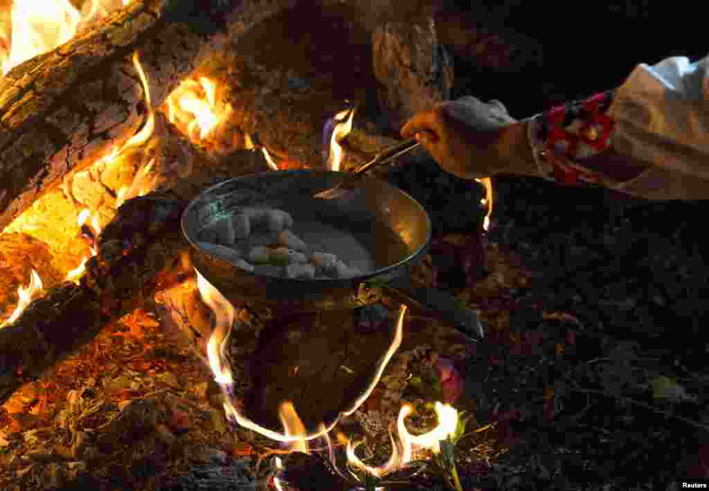 Во время Русальей Недели детям и молодым девушкам запрещалось выходить в поля: считалось, что русалки могли увести ребенка в свой хоровод, защекотать или затанцевать до смерти. Если во время Русальной недели погибали или умирали дети, то говорили, что их забрали русалки.   