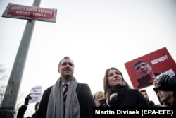 Жанна Немцова (справа) и бывший мэр Праги Зденек Гржиб на открытии площади Бориса Немцова в столице Чехии в 2020 году