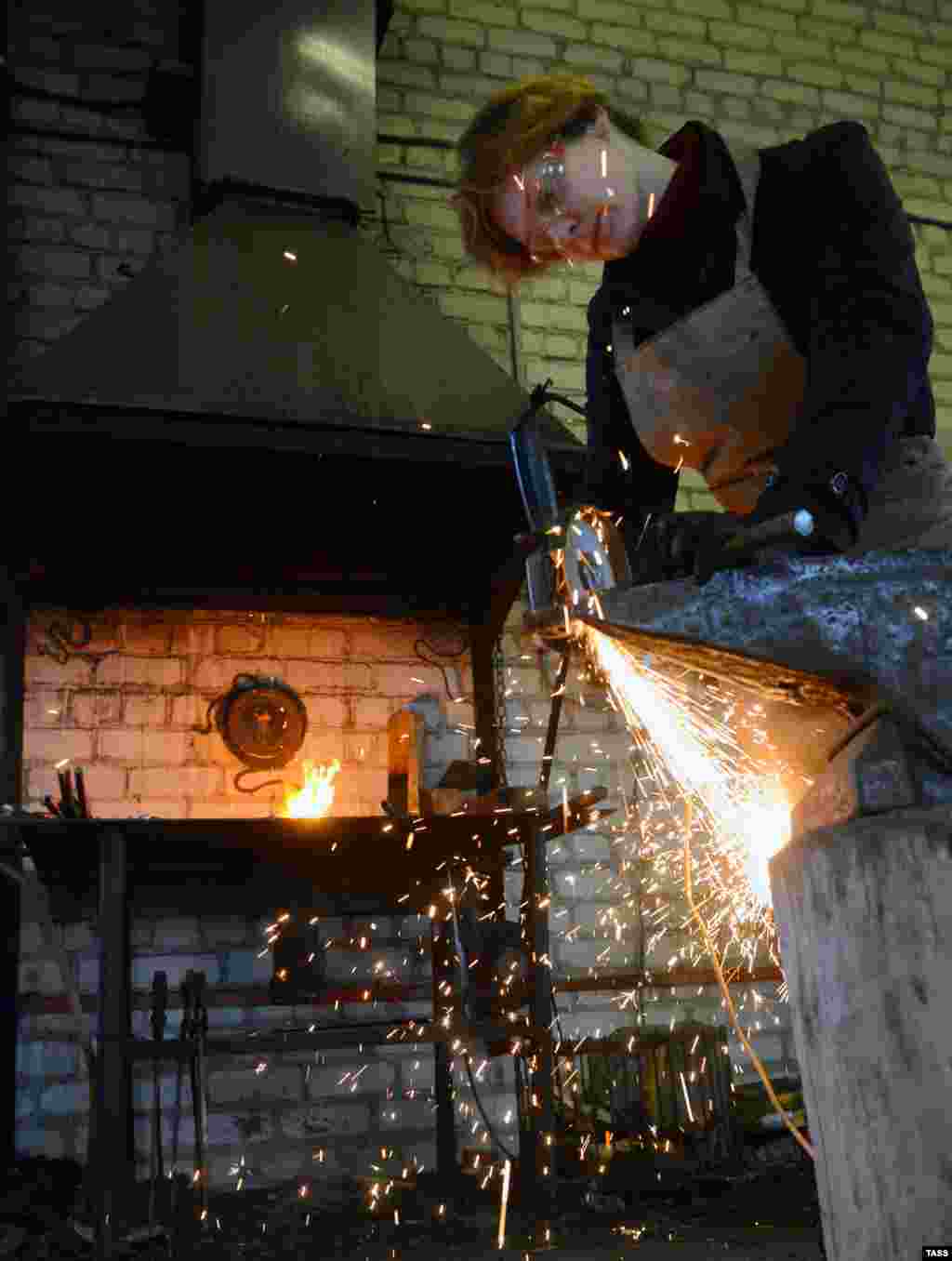 Оксана Кирилюк – единственная женщина-кузнец во всей Беларуси. Еще она основала свой приют для лошадей