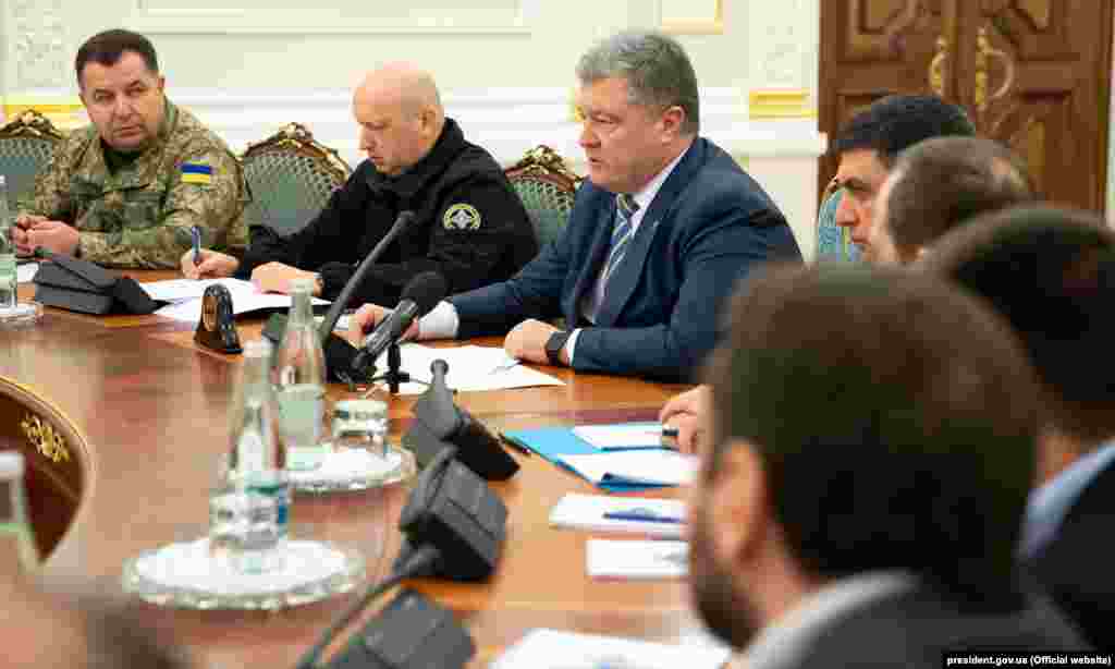 На экстренном заседании Совета национальной безопасности и обороны Украины глава службы Петр Цигикал сообщил, что погранслужба перейдет на усиленный режим охраны границы, а армию приведут в состояние полной боевой готовности. Петр Порошенко также объявил, что в понедельник Рада проголосует за введение в стране военного положения. Многие опасаются, что из-за него в Украине могут сорваться президентские выборы