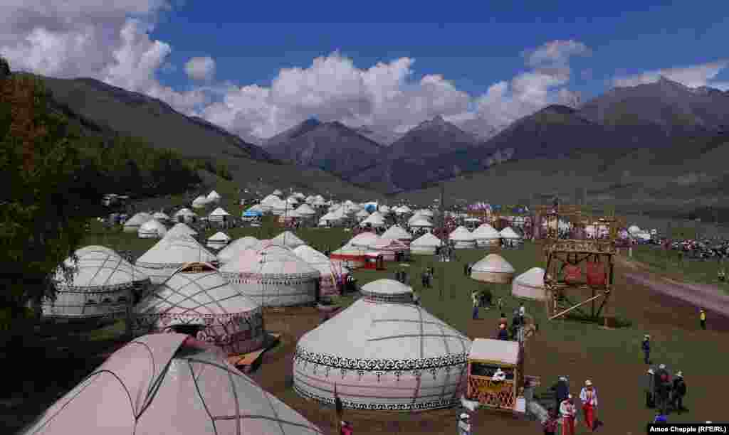 Другим сильным впечатлением для Чаппла стали киргизские пейзажи. Долину, где был разбит этнографический городок из юрт, он сравнивает с альпийскими пейзажами из фильма "Звуки музыки". Иногда, признается фотограф, ему сложно было следить за состязаниями: настолько великолепны были картины окружающей природы