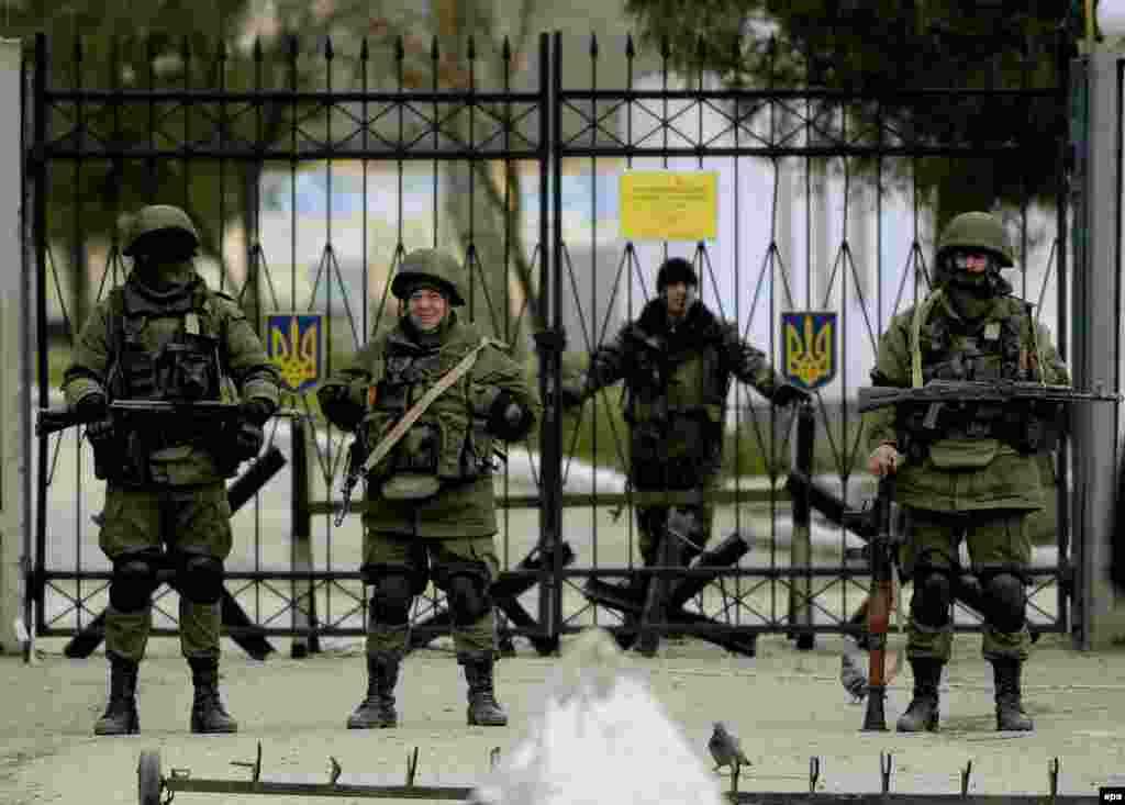 Военную часть в селе Первальное продолжают блокировать российские солдаты. Украинские военные отказываются предавать присягу, 19 марта