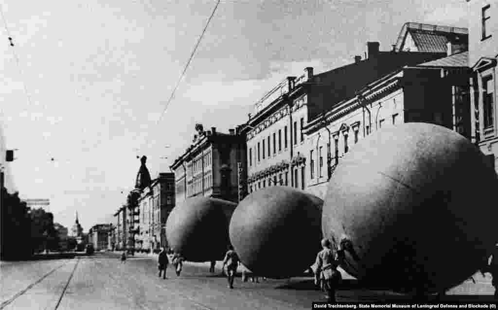 Давид Трахтенберг. Аэростаты заграждения на проспекте 25-го Октября (сейчас – Невский проспект). Дата неизвестна.