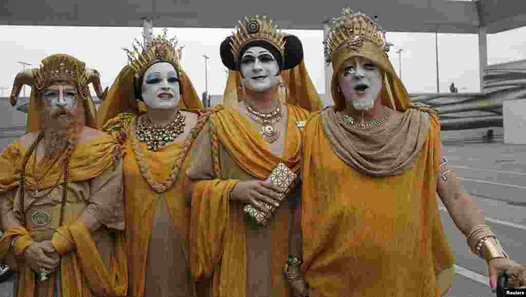 Гости благотворительного "Бала Жизни" позируют в аэропорту Вены