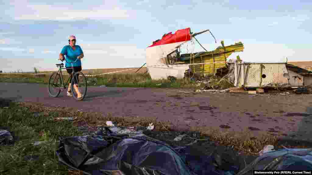 Самолет упал в районе вооружённого противостояния на востоке Украины между бойцами непризнанных "ЛНР" и "ДНР" и военными силами Украины