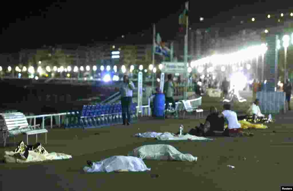 "Я видел, как тела разлетались словно кегли от боулинга. Я слышал шум, крики, которые я не забуду никогда", – рассказал Дамьен Альман, один из свидетелей теракта