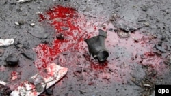 Кровь пострадаших при обстреле автостанции в Донецке. 11 февраля 2015