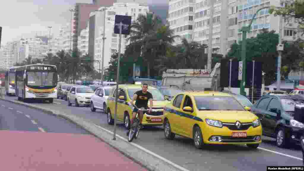 Пробки на дорогах – проблема в Рио-де-Жанейро. Дорога от центра города до Олимпийской деревни в районе Барра занимает полтора часа. Билет на автобус без кондиционера стоит 3,8 реала (примерно 1,5 доллара), на автобус с кондиционером и интернетом 10 реалов ( примерно три с половиной доллара)  