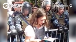 Ольга Мисик – девушка, которая читала Конституцию на протестах 27 июля Ольга Мисик – девушка, которая читала Конституцию на протестах 27 июля