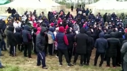 Мигранты из Узбекистана и Кыргызстана живут в палатках на российско-казахстанской границе Мигранты из Узбекистана и Кыргызстана живут в палатках на российско-казахстанской границе