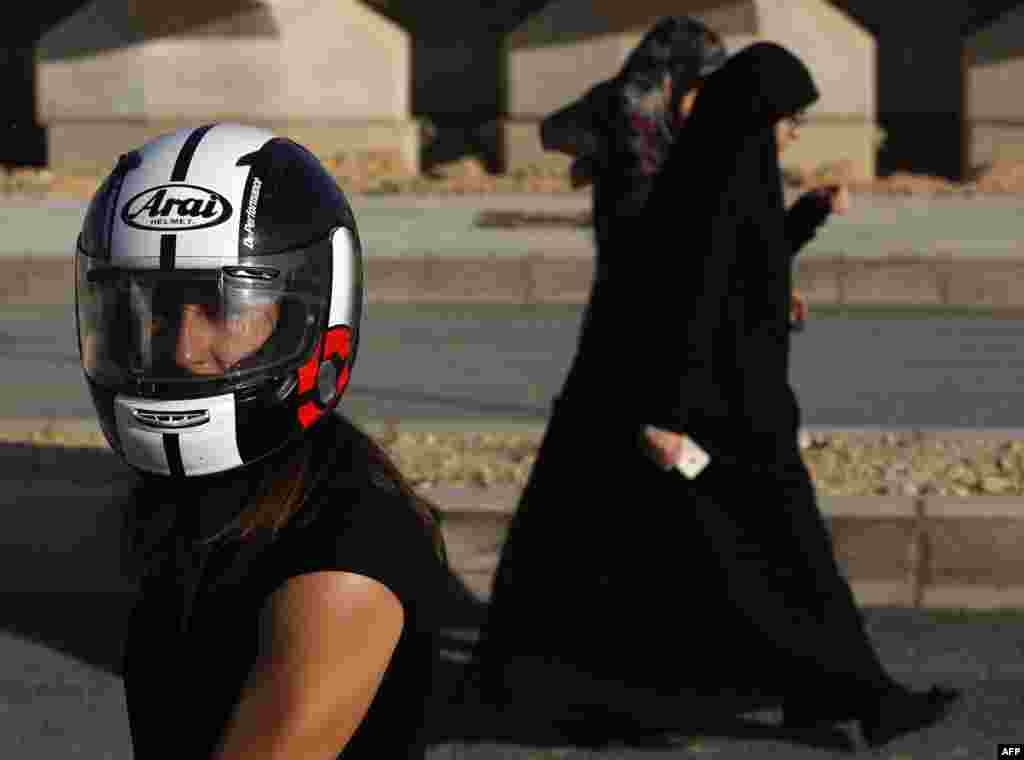 В Ливане всего около 500 женщин-байкеров. Большая часть из них живет в столице, где общество не столь консервативно. "Обычно, когда я еду по городу, люди смотрят на меня с одобрением", – Грэйс Кассаб из Бейрута