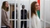 Журналистки Дарья Чульцова (слева) и Катерина Андреева в клетке для обвиняемых в зале суда в Минске, Беларусь, 18 февраля 2021 года