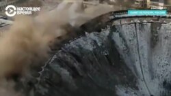 Рабочий погиб при разборке крыши спорткомлекса в Петербурге, кадры обрушения Рабочий погиб при разборке крыши спорткомлекса в Петербурге, кадры обрушения