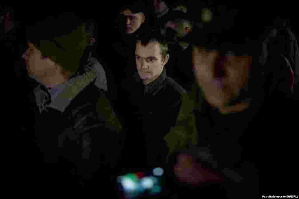 Донецк, обмен пленными между сепаратистами "ДНР" и киевскими силовиками, представители "ДНР" отпустили 16 человек. Фото Петр Шеломовский, "Настоящее время" 