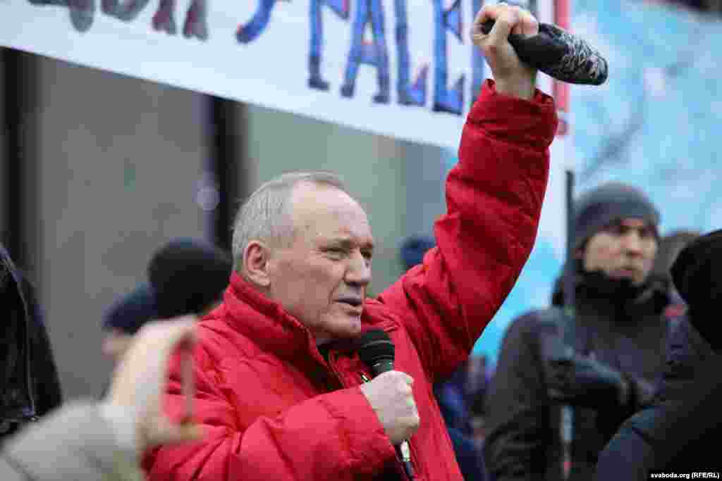 Бывший кандидат в президенты, поэт Владимир Некляев напомнил, что белорусы – потомки тех, кого называли литвинами. "Их кровь в нашей крови. Не буду агитировать вас защищать Родину, вы и так здесь собрались. Недавно один российский писатель с демократическими взглядами (Дмитрий Быков) обвинил белорусов в том, что они запуганы, деградировали в культурном и политическом смыслах. Но главное, чтобы у нас самих была самоуважение и чувство национального достоинства. Вы здесь, а значит, у вас это есть ", – заявил Некляев.