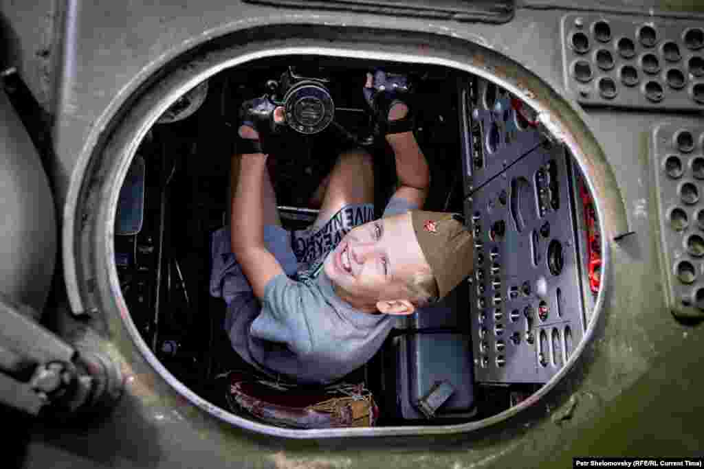 Дети исследуют российскую военную технику на фестивале "Нашествие-2015"