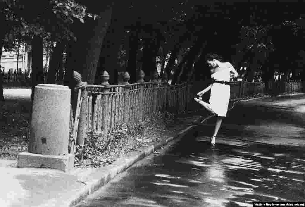 Модель позирует в Москве на Страстном бульваре для фото с названием “Страстный бульвар”. 1991 год: возможно, это название характеризует девяностые в России лучше всего
