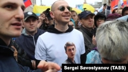 Рэпер Oxxxymiron в майке с фотографией арестованного Егора Жукова на акции протеста 10 августа