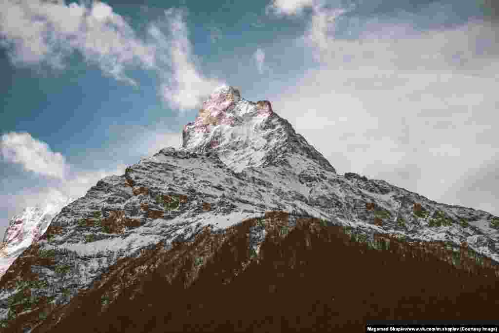 Но для работы он использует Canon 5D Mark II и Sony Alpha A7. На фото – горная вершина на юге Дагестана