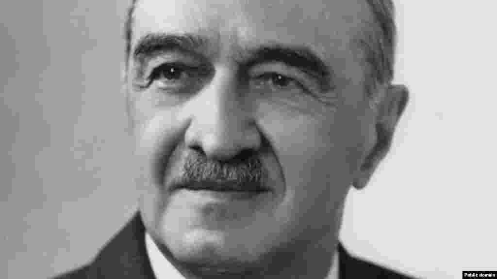 Анастас Микоян (на момент смерти Сталина - министр внутренней и внешней торговли СССР) — Пол Уайтхаус. Один из самых известных британских комиков снимался в "Шоу Фрая и Лори" и еще нескольких десятках юмористических телепередач, а в кино появлялся в одной из серий "Гарри Поттера". Анастас Микоян - один из немногих советских политиков, кому удалось пережить и Ленина, и Сталина, и Хрущева и остаться живым: он ушёл в отставку лишь при Леониде Ильиче Брежневе. Тем не менее, документы показывают, что в конце 1940-х годов Микоян, вместе с Молотовым, мог быть жертвой очередной "чистки" в Кремле: показания против него выбивались у обвиняемых по делу "Еврейского антифашистского комитета"