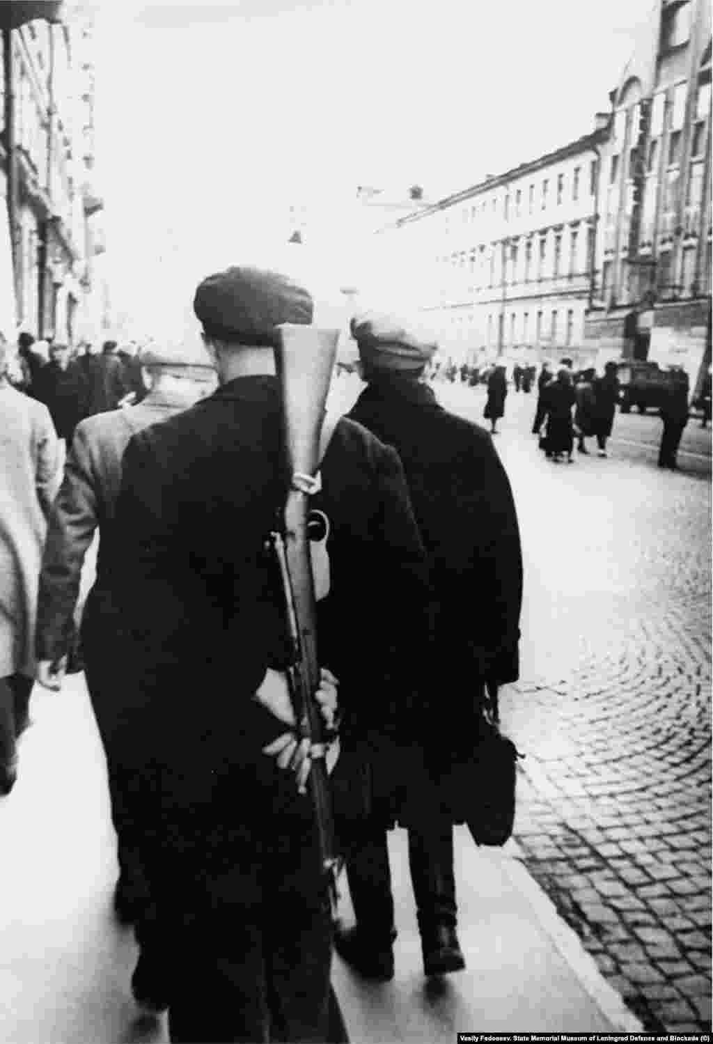 Василий Федосеев. На улице 3-го Июля (сейчас – Садовая улица). 4 сентября 1941 года. Фотографий, которые сделали бы на улицах жители, почти не осталось: любительская съемка была запрещена без особого разрешения, а проявлять фотопленки без воды и электричества было негде.