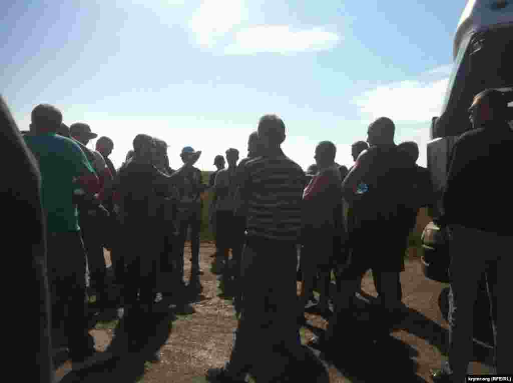 Между  водителями и участниками акции проходят оживленные дискуссии