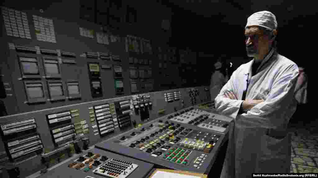 Алексей Бреус работал старшим инженером по управлению блоком в утренней смене после аварии. Разрушенный блок он сравнил с братской могилой – но оказалось, что на блоке можно работать. "Атомщики проделали большую работу. Чтобы не произошел взрыв водорода, нужно было пойти и покрутить вентели на оборудовании. Это стоило оператору жизни"