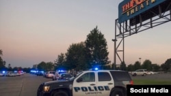 Полиция у кинотеатра в Лафайетте, где произошла стрельба