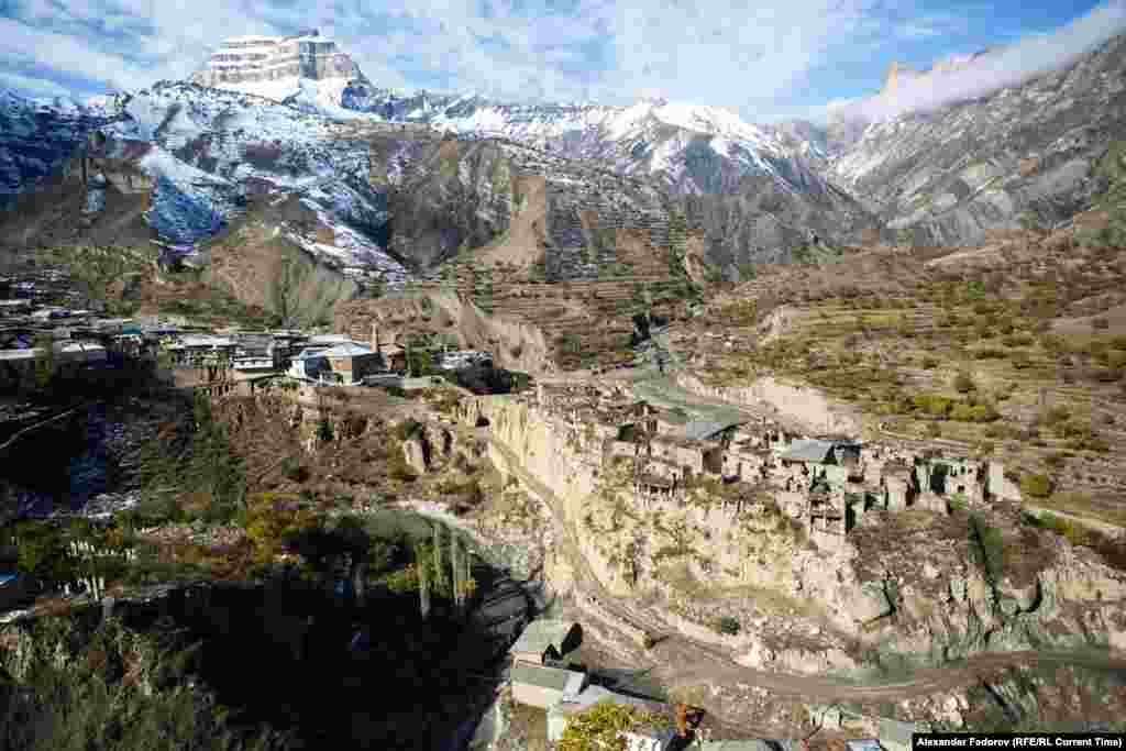 Вместо стен, как иглы, здесь торчат круглые бревна и балки. Когда-то давно они поддерживали дома. Но сейчас они наполовину съехали в долину. Это место широко известно в Дагестане как Корода, по названию ближайшей крупной деревни. Но местные аварцы его называют Кхюрдабак – "аул на скале"