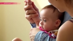 Украинские дети в очереди за вакциной Украинские дети в очереди за вакциной