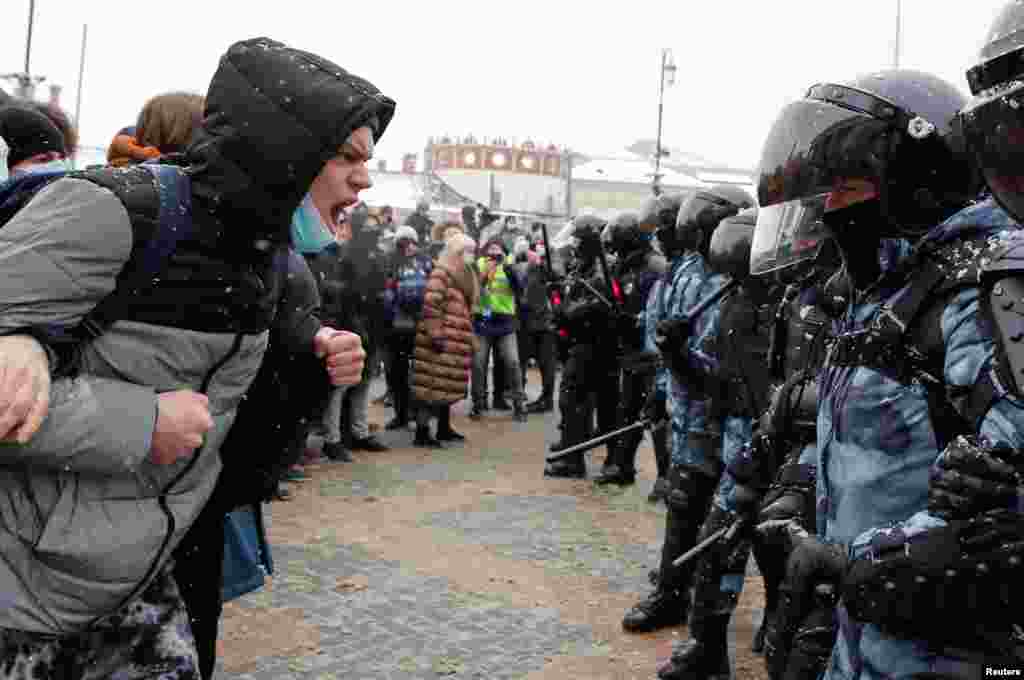 Корреспондент Настоящего Времени, которая работает у Дома культуры имени Русакова на Стромынке (там театр имени Романа Виктюка) в Москве, сняла, как ОМОН применил электрошокер против протестующего – шесть или семь раз