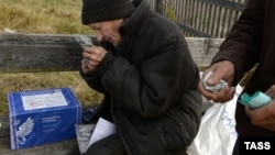 В отдаленные регионы России пенсию доставляют почтальоны