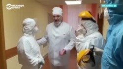 Маска на подбородке и рукопожатия: как Александр Лукашенко посетил "красную" зону больницы для пациентов с коронавирусом Маска на подбородке и рукопожатия: как Александр Лукашенко посетил "красную" зону больницы для пациентов с коронавирусом