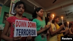 Акция солидарности с убитыми в кафе Holey Artisan Bakery в Дакке 2 июля 2016 года