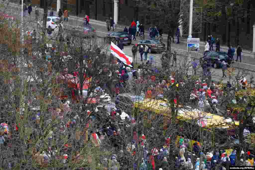 Люди двинулись в сторону Куропат по проспекту Независимости