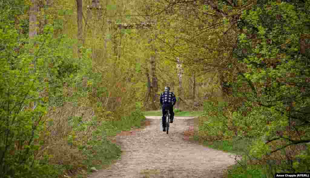 "Здесь я чувствую себя свободным. Когда лето приходит и сад в полном цвету, становится понятно, почему я решил вернуться". Пока сидишь у Василия в саду и слушаешь заливающихся в кустах птиц, это даже звучит убедительно. Но потом приходит время прощаться и уезжать из зоны отчуждения