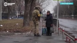 "Люди, есть кто?" Полицейские ищут в Покровске оставшихся жителей, чтобы вывезти их из обстреливаемого города "Люди, есть кто?" Полицейские ищут в Покровске оставшихся жителей, чтобы вывезти их из обстреливаемого города