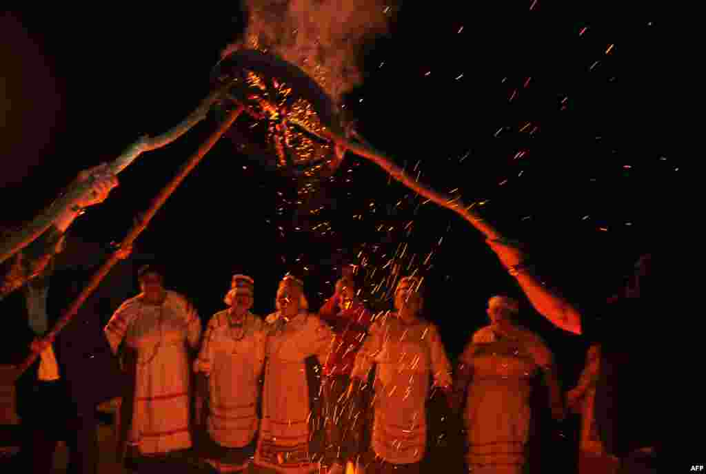 В эту Неделю люди старались общаться с лесными духами. Согласно преданиям, русалкой становился тот, кто умер, так и не став взрослым. Это была возможность "пообщаться" с ушедшими из жизни детьми  