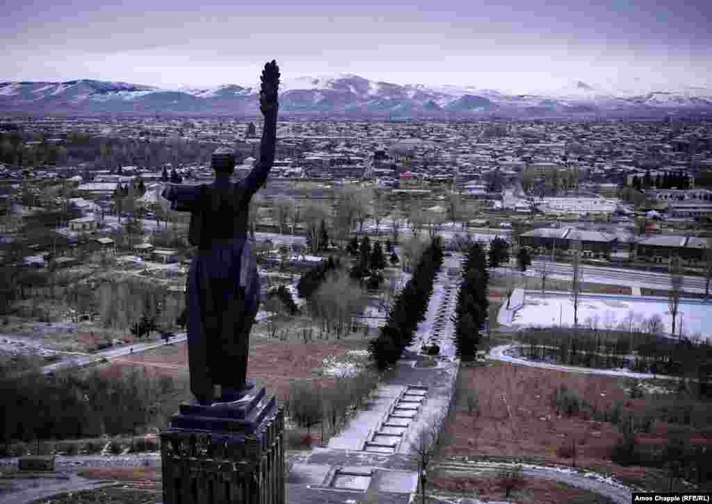 Над Гюмри возвышается статуя "Матери-Армении". В июне 2015 года, спустя пять месяцев после убийства, у ее подножия было найдено тело рсосийского солдата Ивана Новикова, со следами многочисленных ударов. По подозрению в этом убийстве был арестован еще один военнослужащий российской военной базы