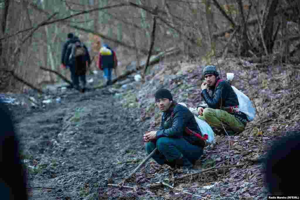 Для чеченцев черемша – еще и универсальный символ бедности. Кавказская идиома "копать черемшу" означает примерно то же, что в русском "пойти по миру". Работа слишком трудоемкая: при помощи садовой тяпки люди разгребают снег, выковыривают из мерзлой земли зеленые жгутики, а потом несут их в больших мешках за спиной