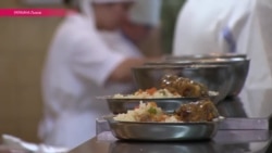 Несколько видов мяса и гарниров, салаты, свежие овощи и фрукты: еда в армии Украины - по стандартам НАТО Несколько видов мяса и гарниров, салаты, свежие овощи и фрукты: еда в армии Украины - по стандартам НАТО