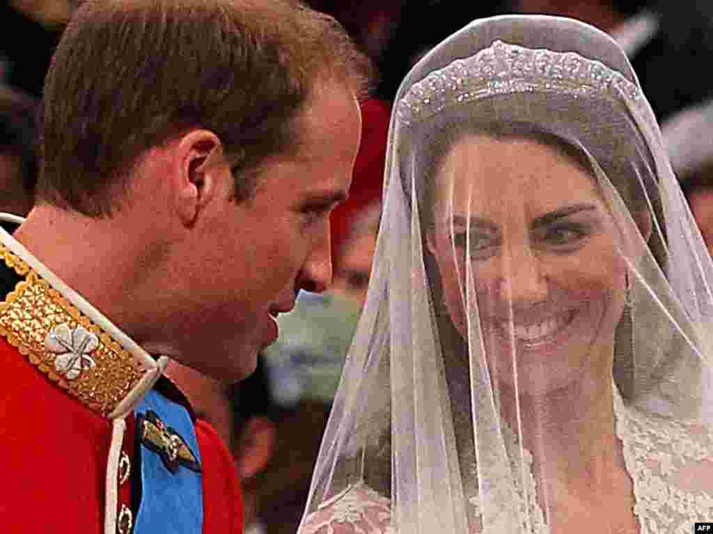 Герцогиня Кембриджская и Принц Уильям во время брачной церемонии в Вестминстерском соборе, апрель 2011 года 