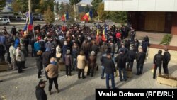 Протестующие перед зданием Национального антикоррупционного комитета Молдовы требуют освободить Ренато Усатого