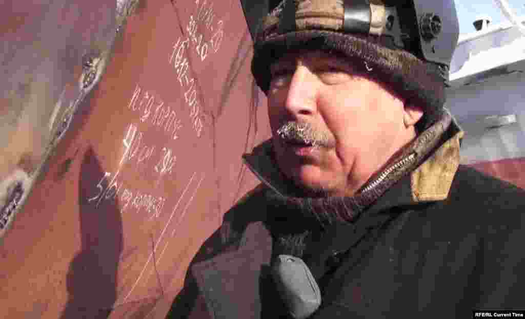 Александр Стебленко – сварщик-судоремонтник в Якутии. В отличие от коллег с судоремонтных заводов он работает на свежем воздухе в тридцати-сорокаградусные морозы. Выморозчики вырубают для него под дном вмерзшего в лет судна шахту, а Стебленко спускается вниз и осматривает металлический корпус и дно кораблей: нет ли трещин и других повреждений? Если есть – заваривает дыры или накладывает заплаты.  Опасность такой работы – в том, что тонкое дно шахты может лопнуть от жары сварочного аппарата и брызг раскаленного металла. Поэтому сварщики перед спуском под корабль всегда обвязываются страховочной веревкой, которую на берегу держит напарник. И надеются, что их вытащат из воды, если они упадут.  Посмотреть фильм о выморозчиках в Якутии.  