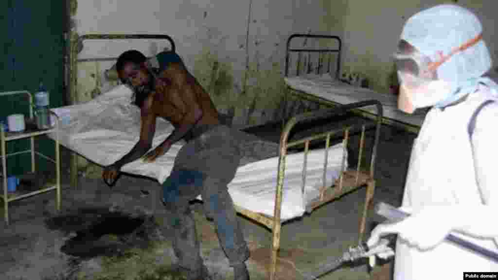 Больница для пациентов с лихорадкой Эболы. Либерия. Июнь 2014   